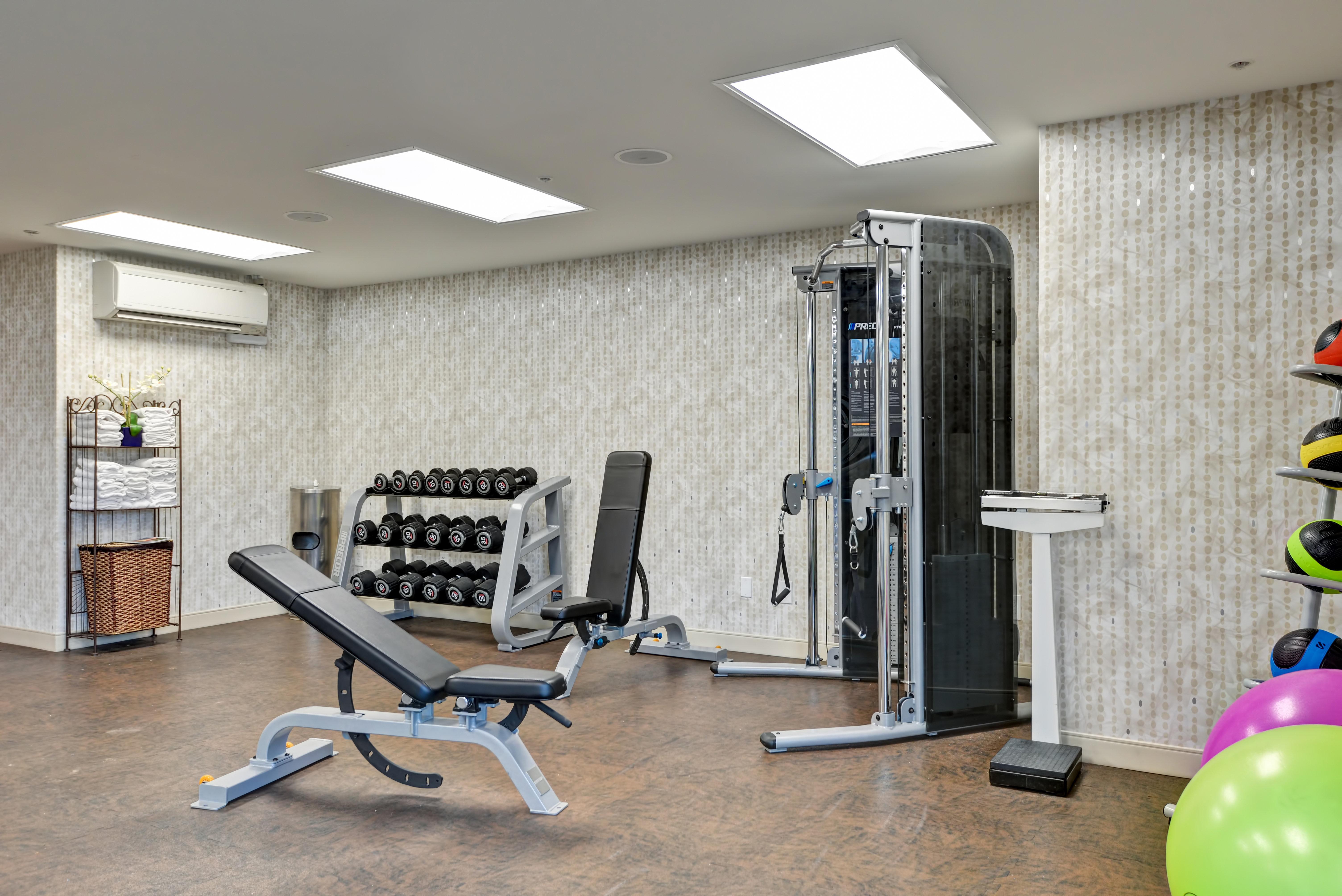 Holiday Inn Express Newport Beach By Ihg Exterior photo