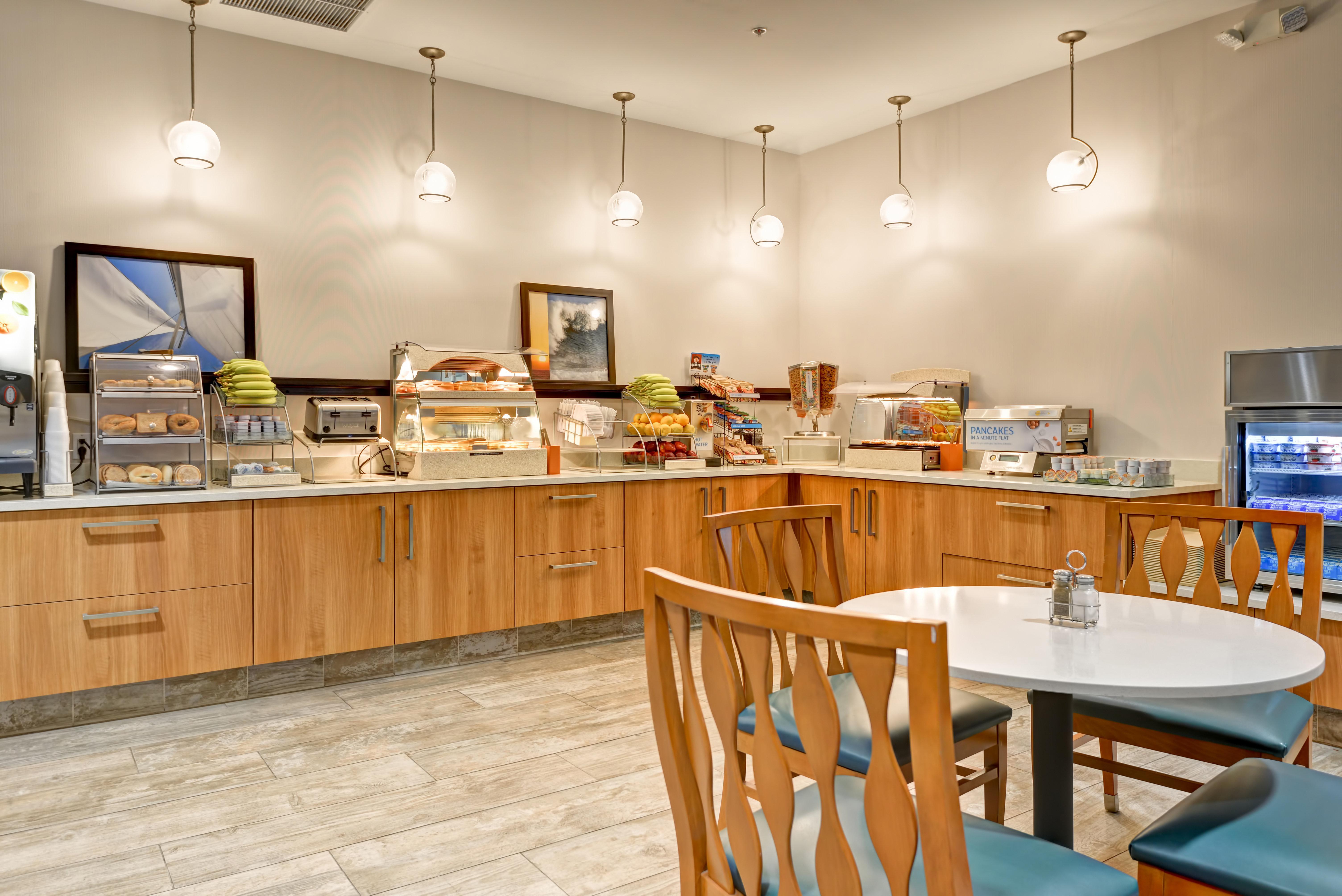 Holiday Inn Express Newport Beach By Ihg Exterior photo