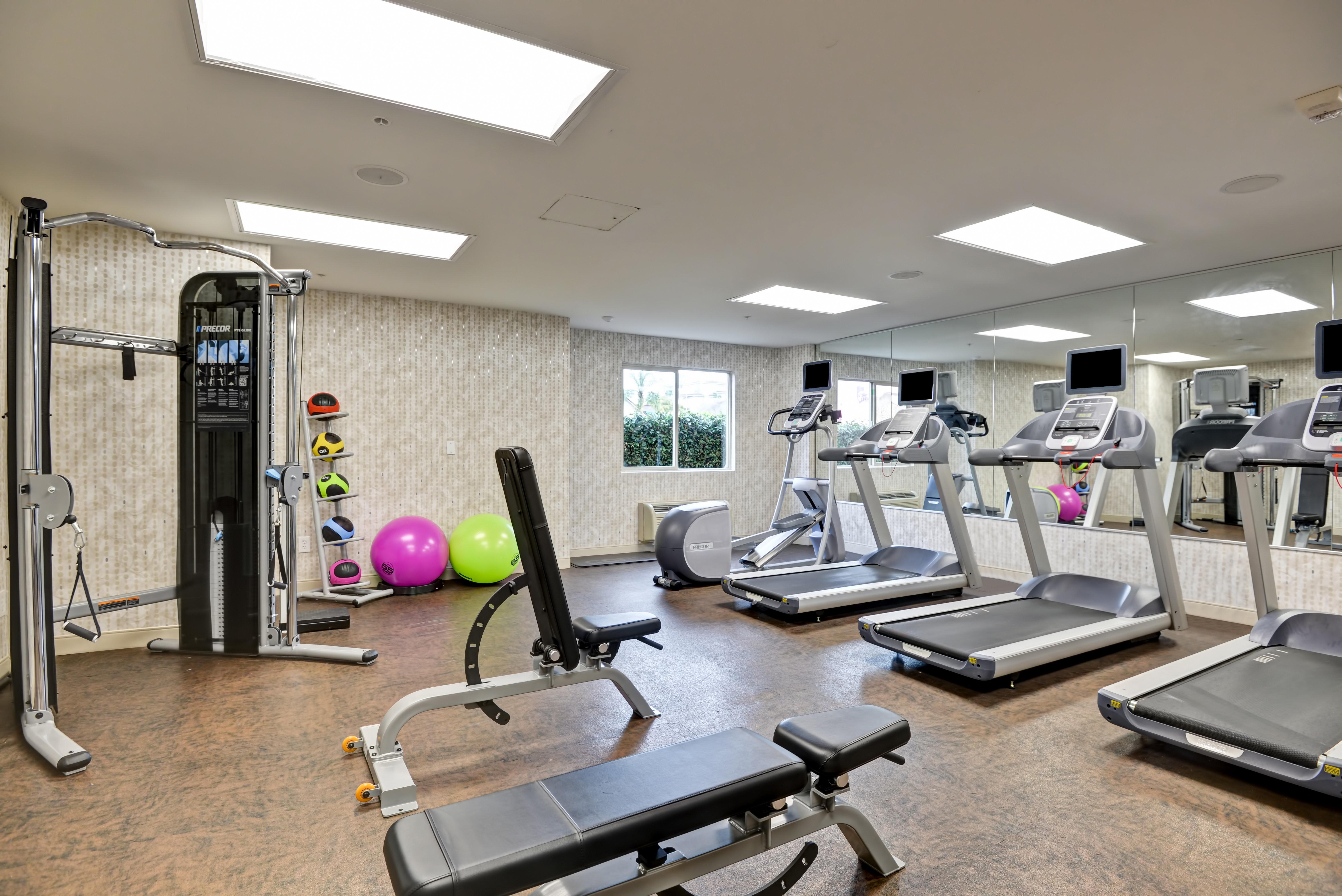 Holiday Inn Express Newport Beach By Ihg Exterior photo