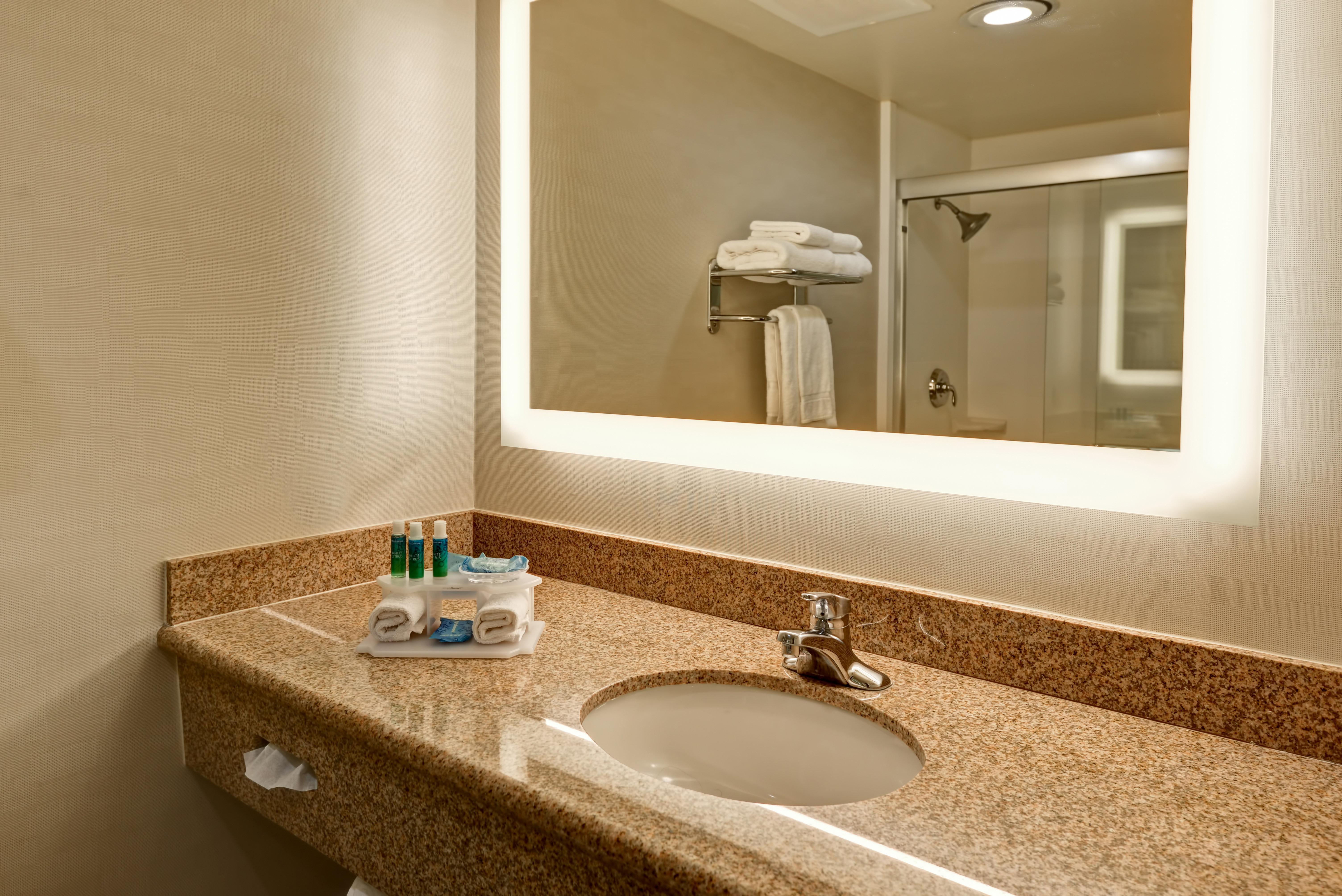 Holiday Inn Express Newport Beach By Ihg Exterior photo