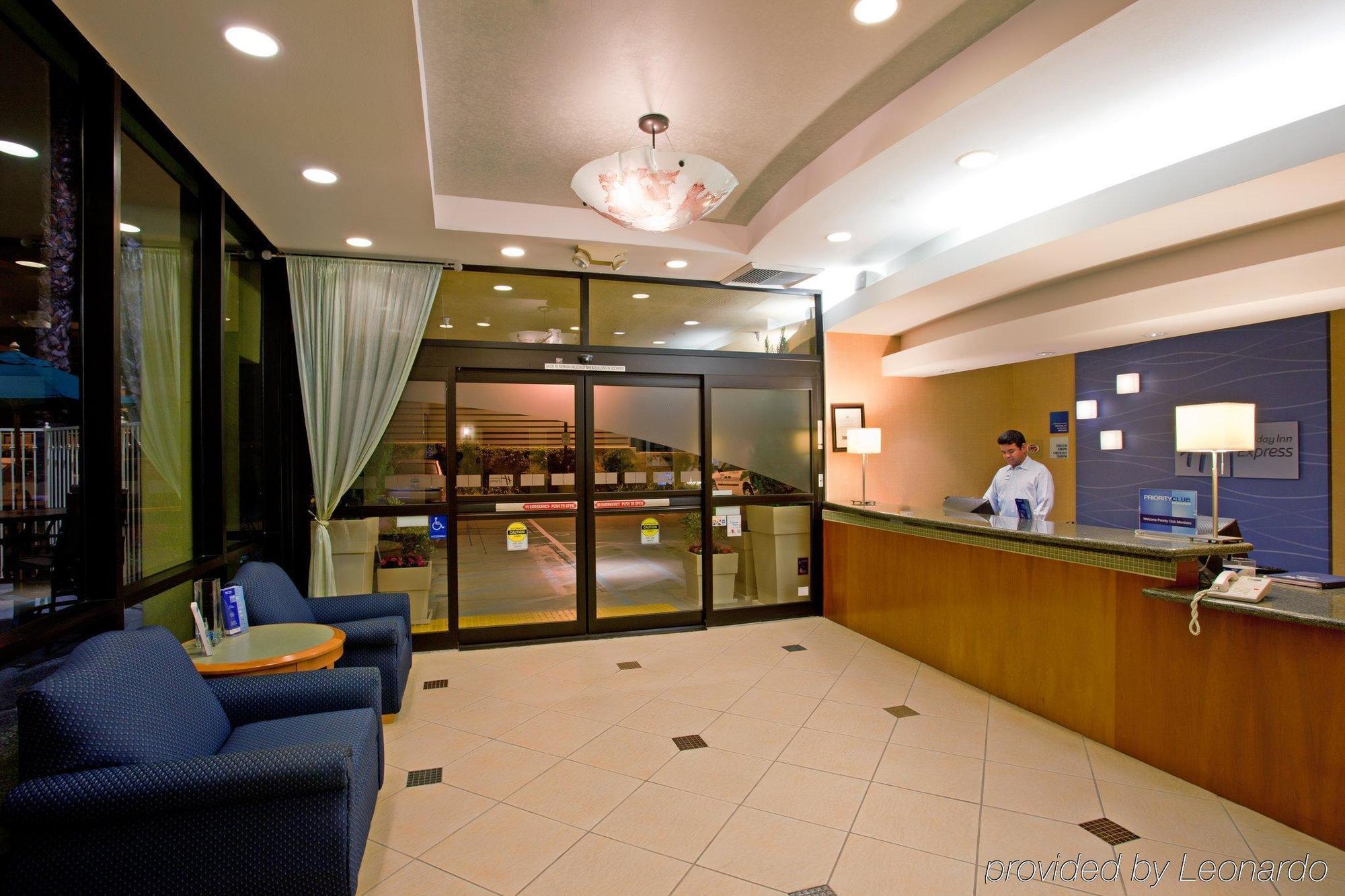 Holiday Inn Express Newport Beach By Ihg Exterior photo