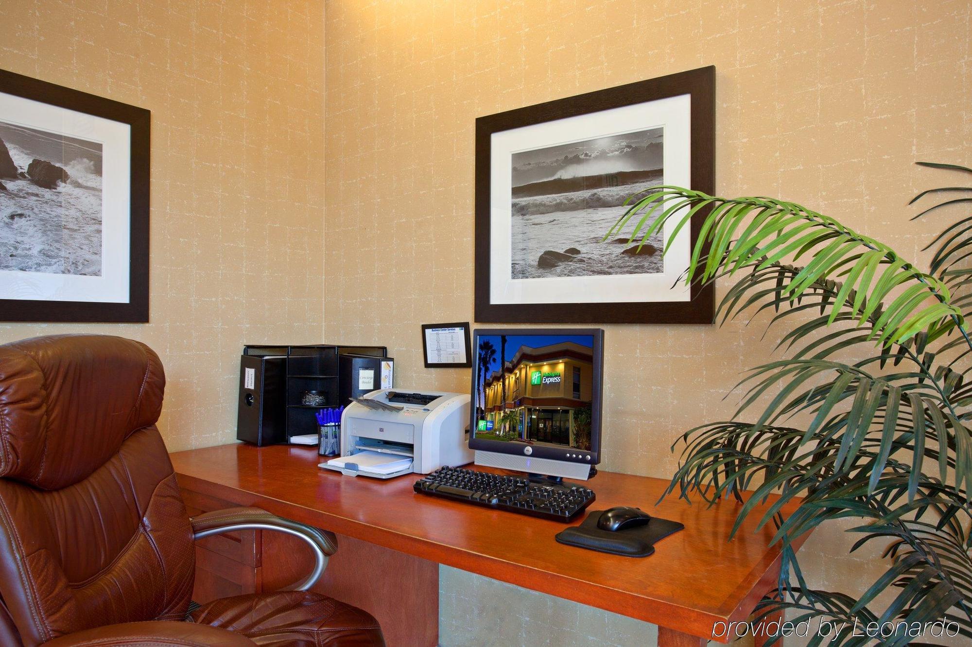Holiday Inn Express Newport Beach By Ihg Exterior photo