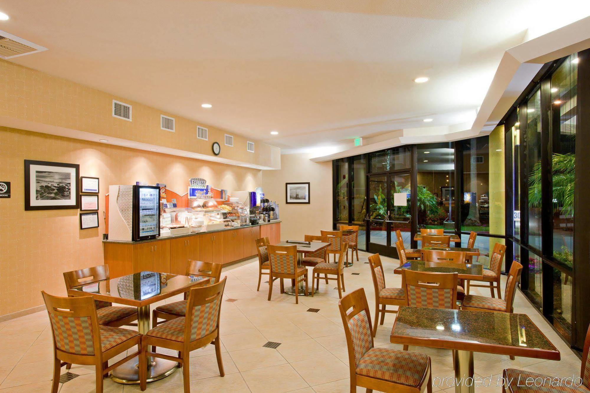 Holiday Inn Express Newport Beach By Ihg Exterior photo