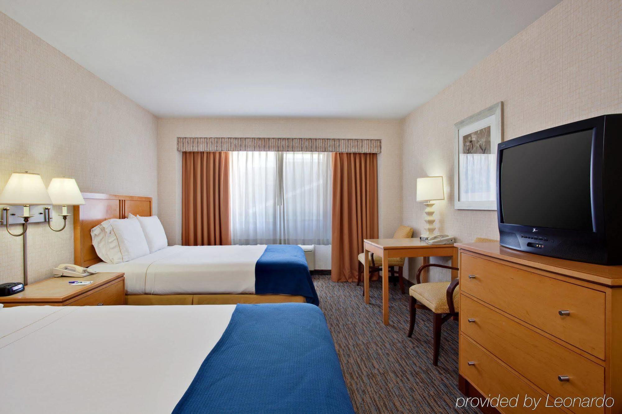 Holiday Inn Express Newport Beach By Ihg Exterior photo