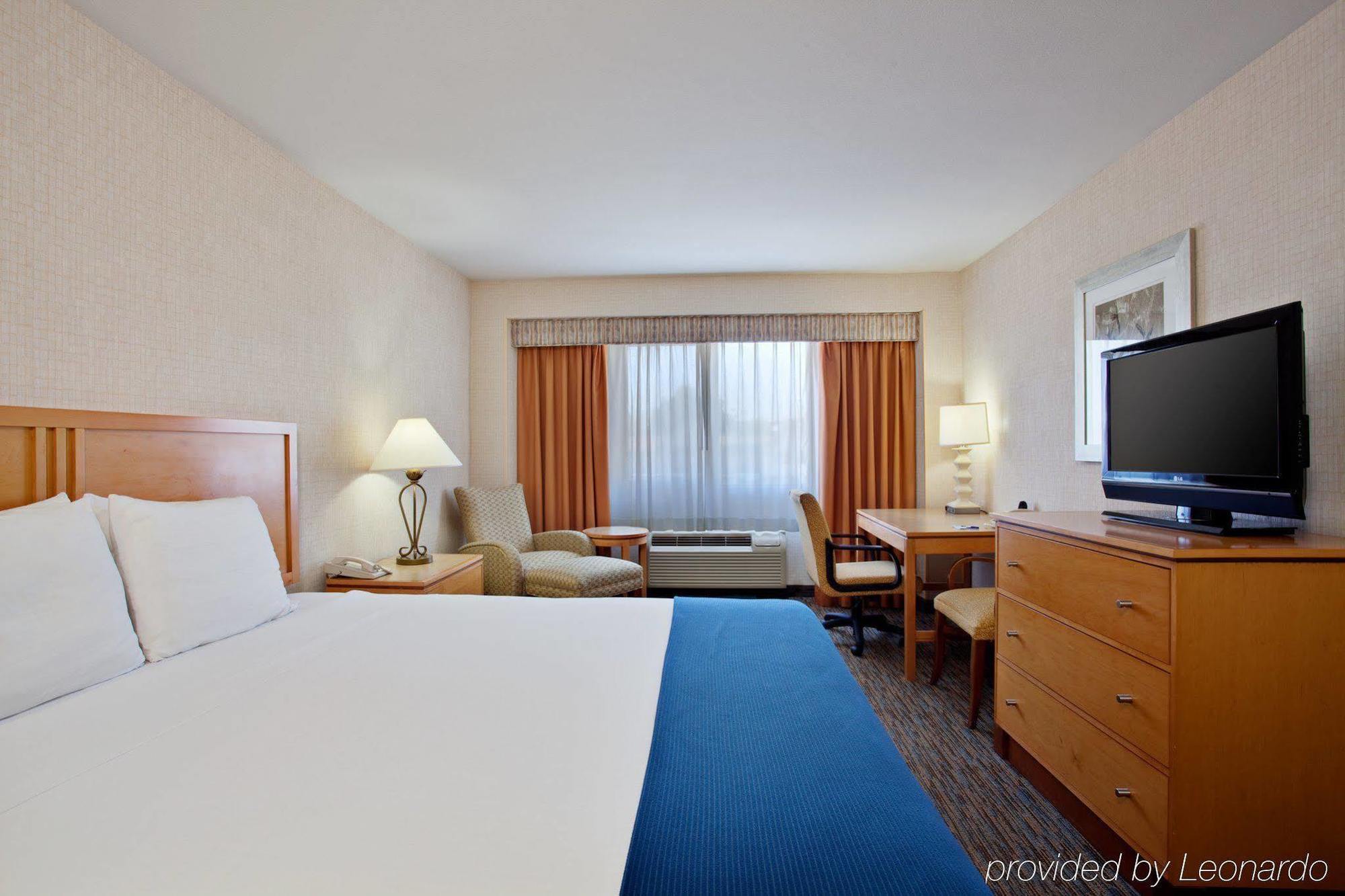 Holiday Inn Express Newport Beach By Ihg Exterior photo