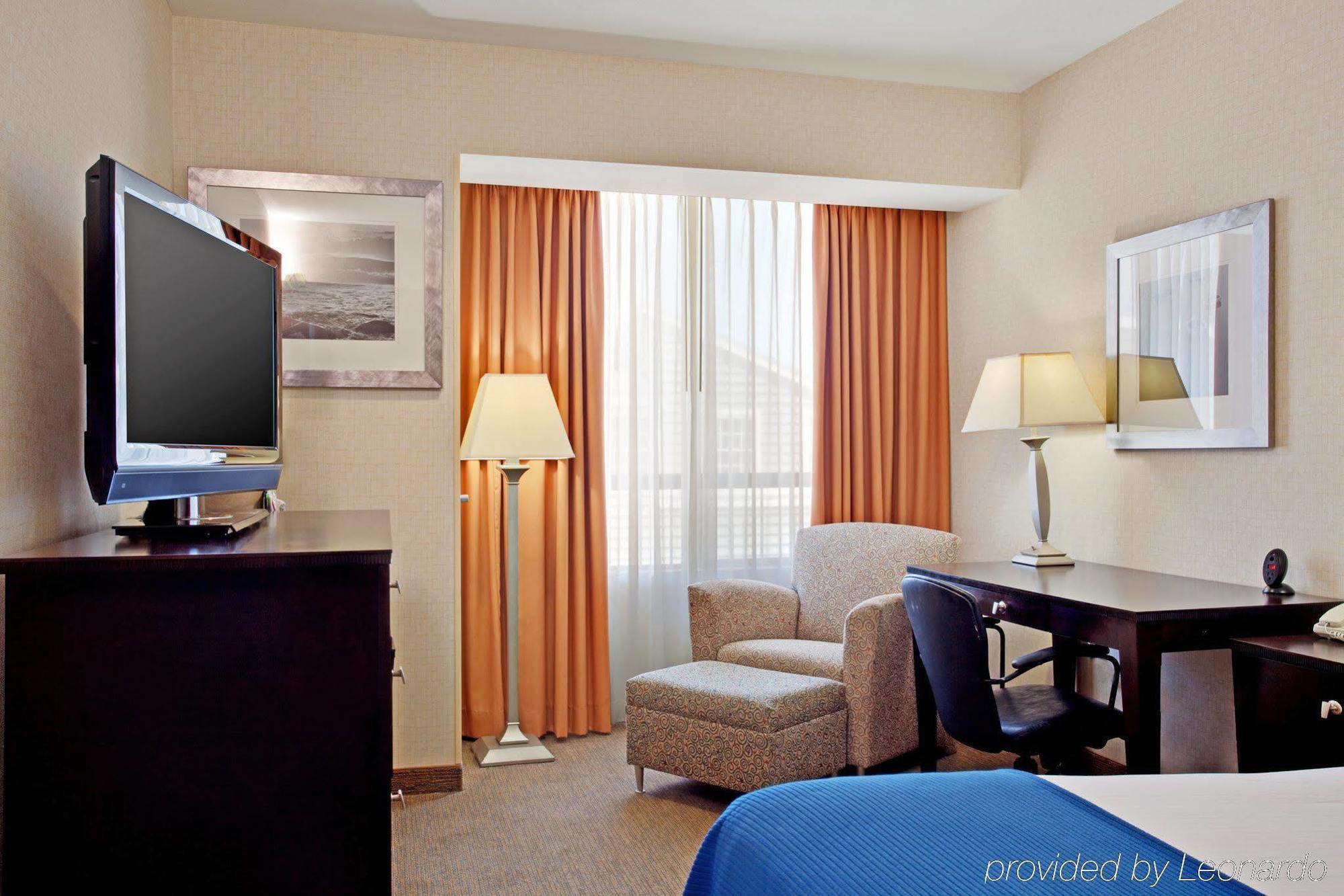 Holiday Inn Express Newport Beach By Ihg Exterior photo