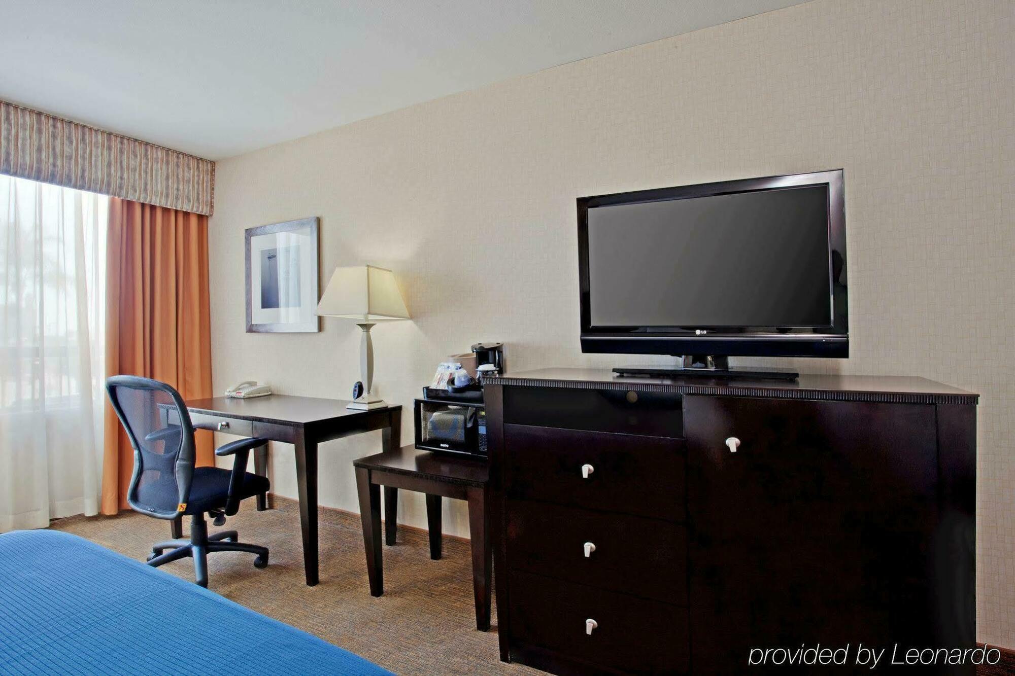 Holiday Inn Express Newport Beach By Ihg Exterior photo