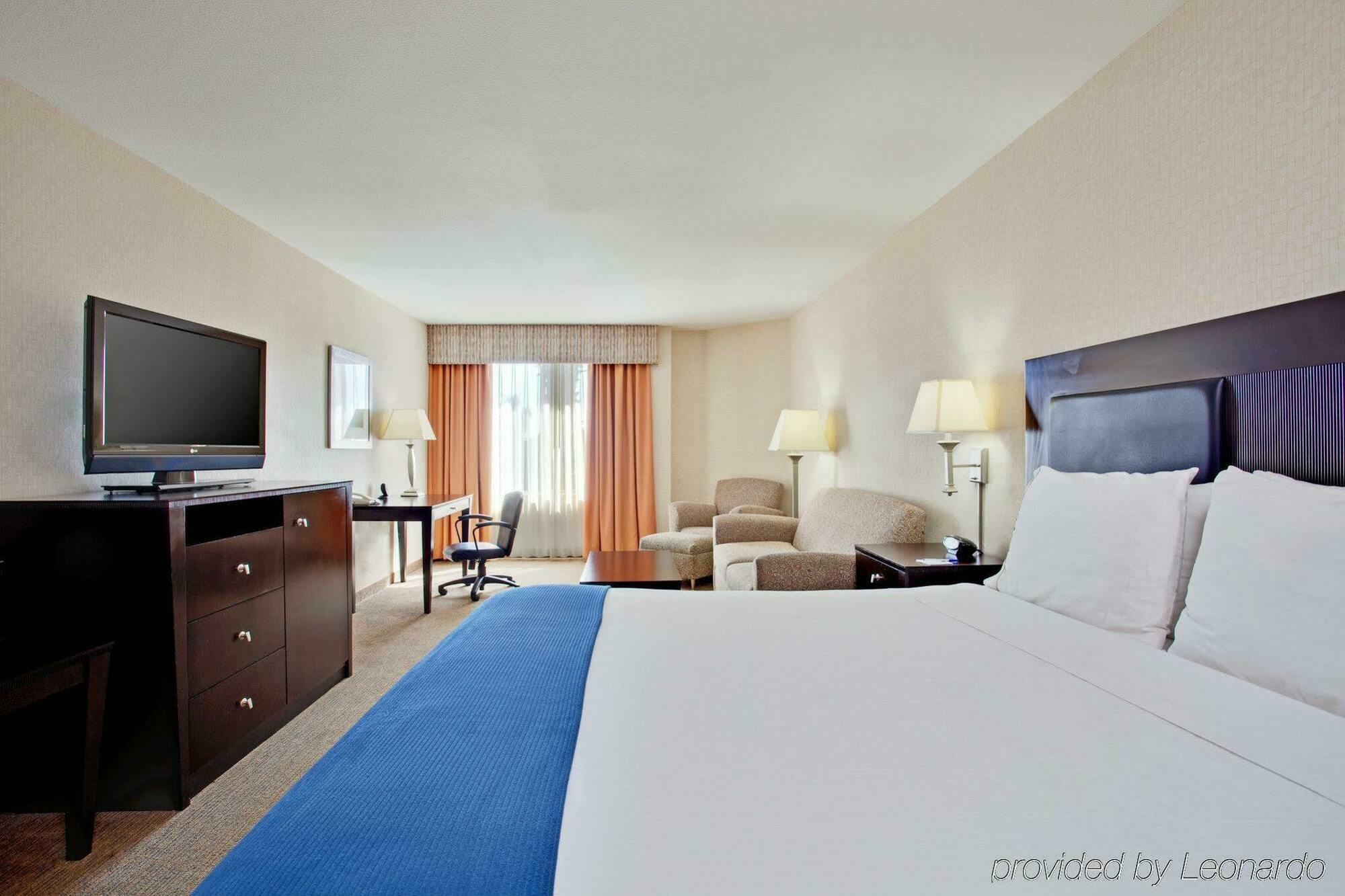 Holiday Inn Express Newport Beach By Ihg Exterior photo