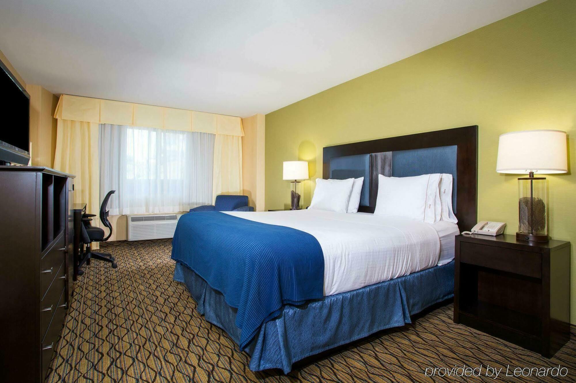 Holiday Inn Express Newport Beach By Ihg Exterior photo